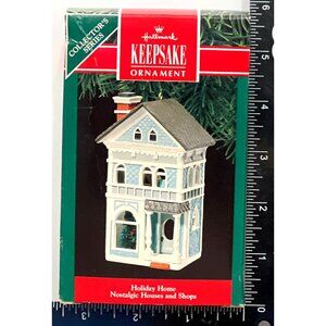 1990 HALLMARK KEEPSAKE ORNAMENT QX469-6 HOLIDAY HOME NOSTALGIC HOUSES AND SHOPS
